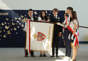 Uroczystość zakończenia szkoły przez klasy ósme