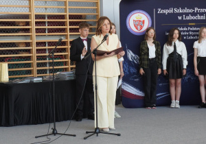 Uroczystość zakończenia szkoły przez klasy ósme